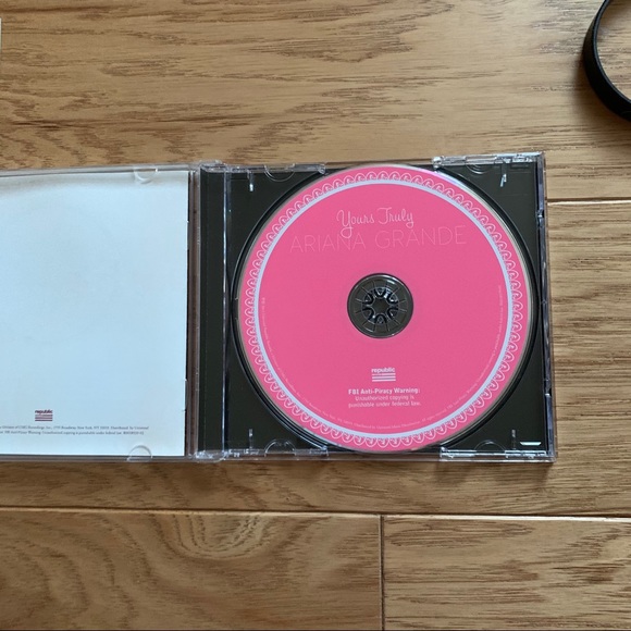 Ariana Grande yours truly Cd - Picture 4 of 5